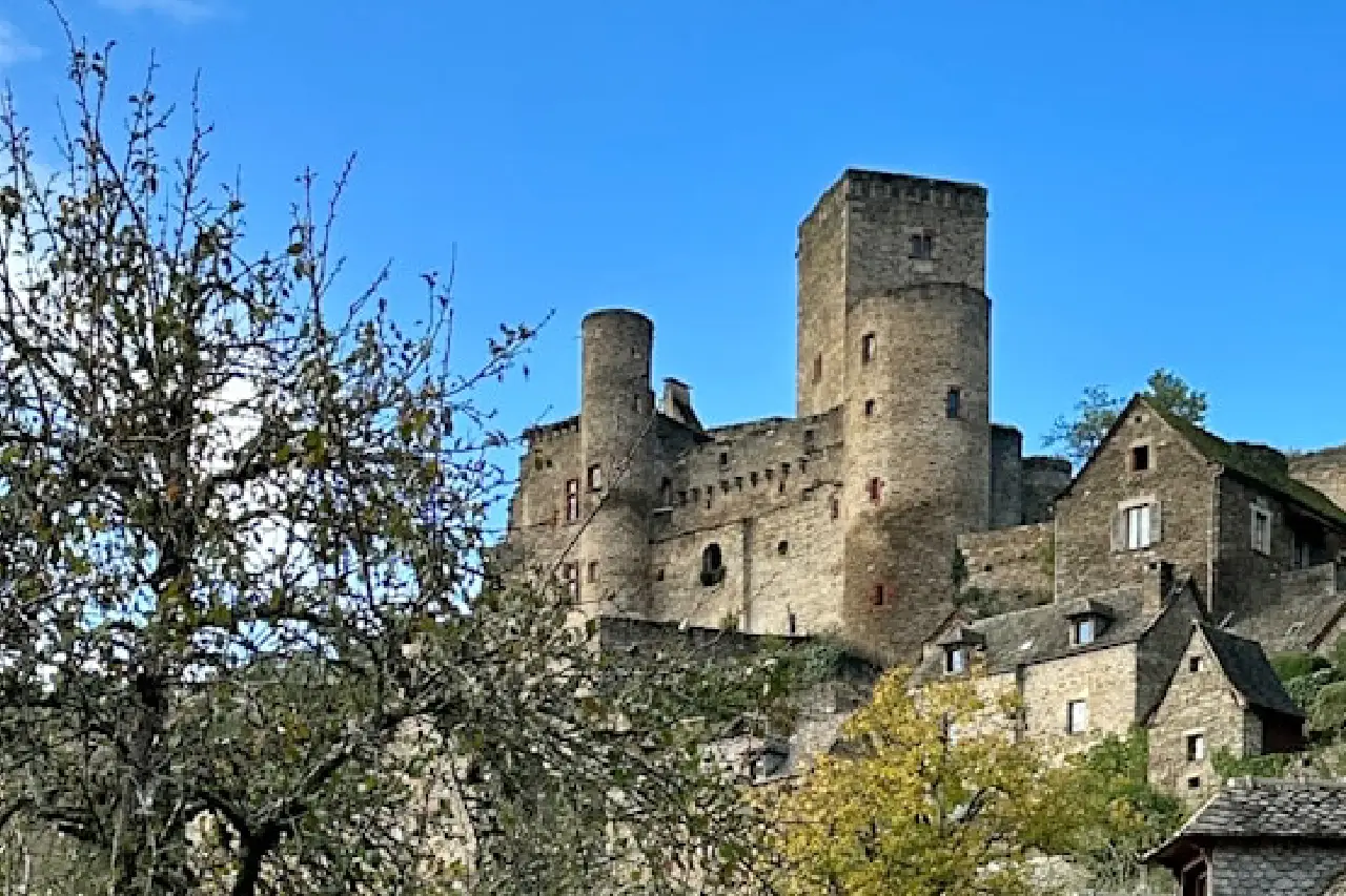 Le Château et la Chapelle Le Château et la Chapelle