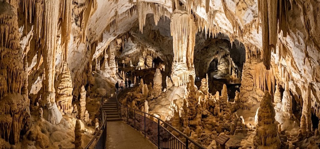 Grotte de l’Aven d’Orgnac en Ardèche, stalagmites et passerelle de visite