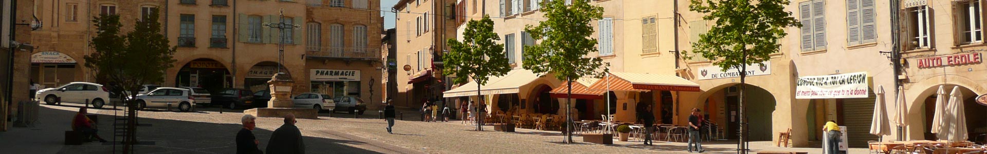 la place de la ville de bagnols sur cèze dans le gard