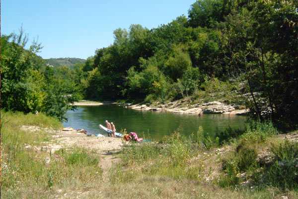 Couple sortant son canoe de l'eau de la Cèze