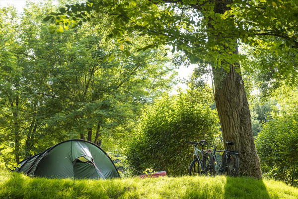 emplacement de camping avec vue sur la rivière de la Cèze