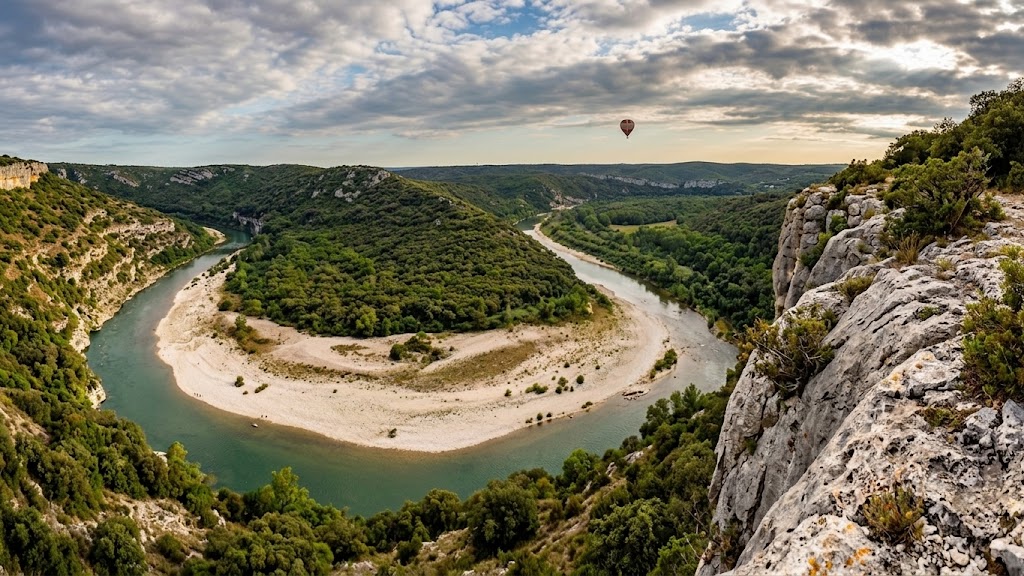 Canoës sur le Gardon au pied des falaises des gorges du Gardon