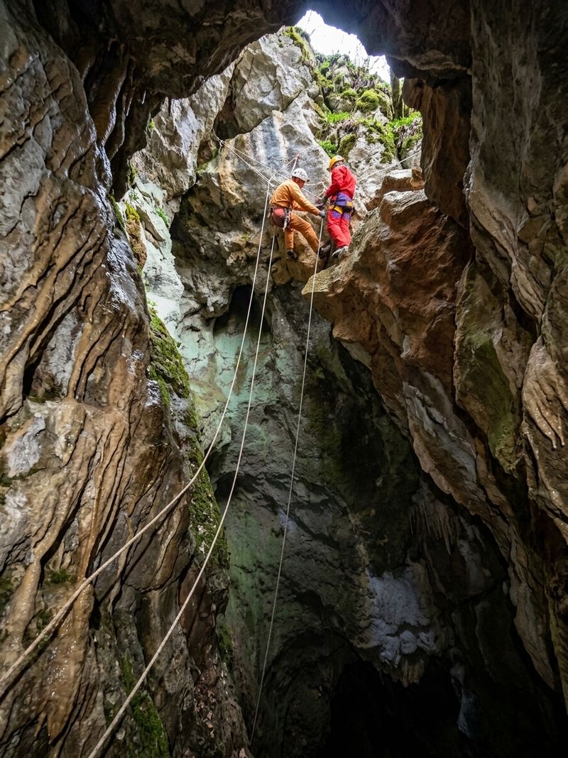 Spéléologues en descente sur corde dans le gouffre de la Grotte de la Salamandre