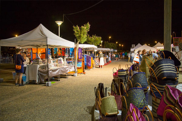 un marché dans le gard de nuit