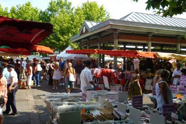 un marché dans le gard de jour