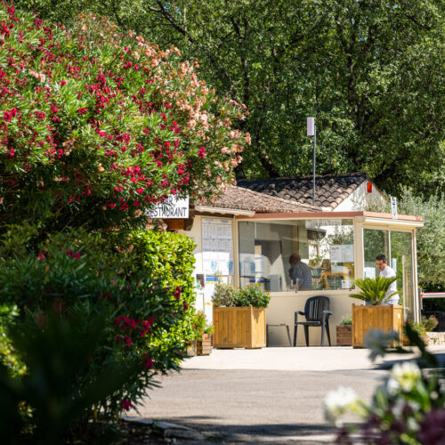 De receptie van de camping