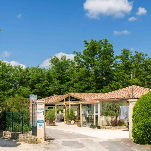 De receptie van de camping