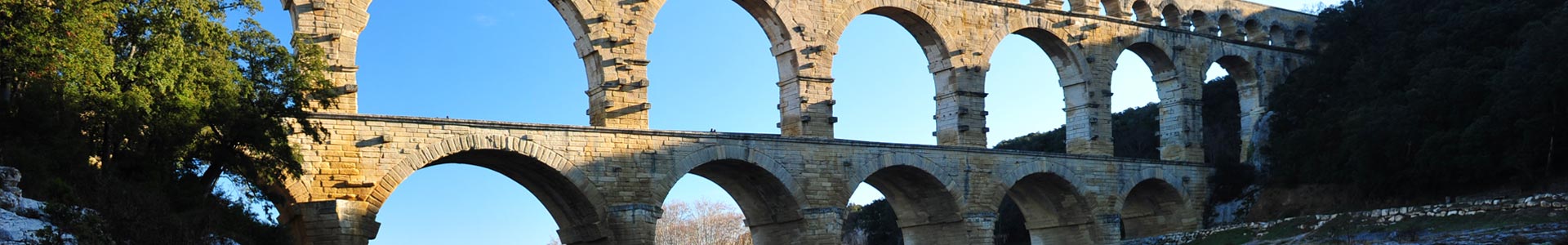 vue du pont du gard depuis une de ses plages