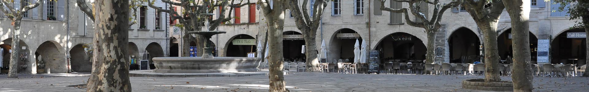 la place de la ville de uzes dans le gard